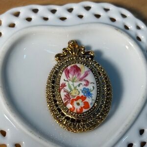 Vintage gold-tone filigree Floral Brooch
